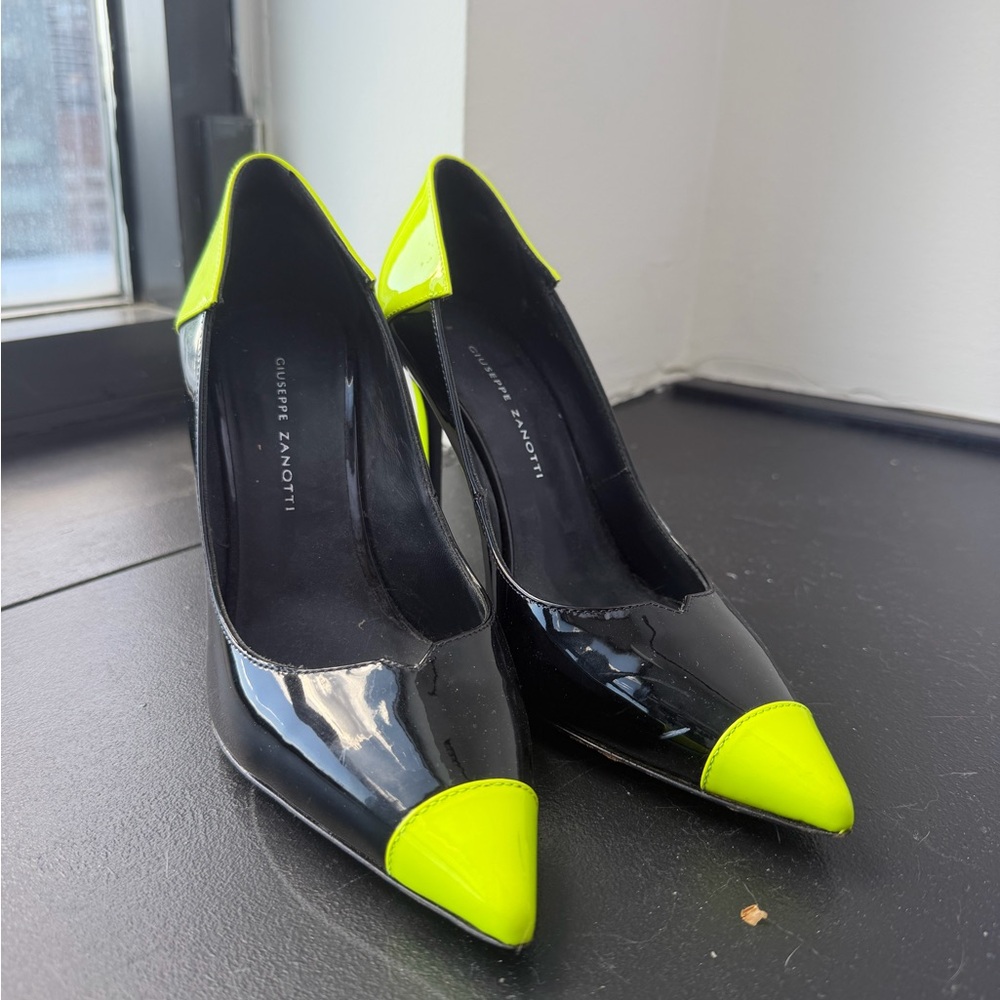 Giuseppe Zanotti Black and Neon Yellow Patent Pointed-Toe Stiletto Pumps - Picture 3 of 6